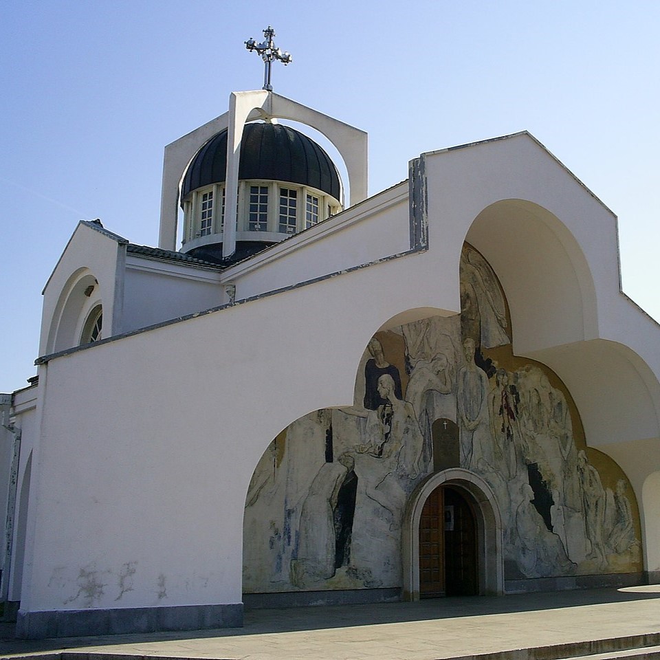 Църквата е снимана отпред на входа.